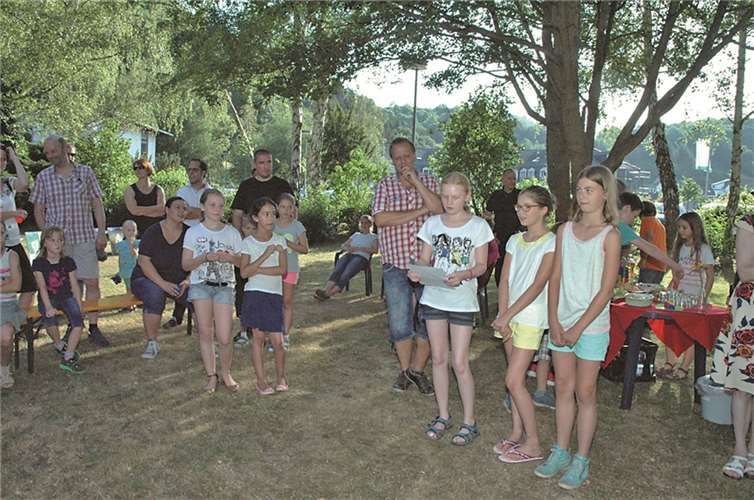 Die Schülerinnen und Schüler bedankten sich recht herzlich für die Betreuung bei den drei Künstlern, dem Jugendpfleger Werner Söller und Bürgermeister Achim Haag, die mit den Förderanträgen das Projekt erst möglich gemacht hatten.
