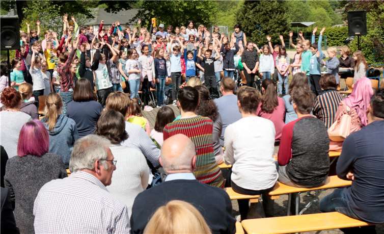 Die Schülerinnen und Schüler begrüßen mit dem Lied „Alte Schule, altes Haus du siehst heut so anders aus“ die Gäste.Fotos: SES