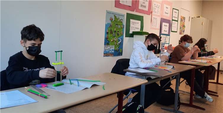 Die Schülerinnen und Schüler bei den kreativen Aufgaben.  Foto: Karl-Fries Realschule plus