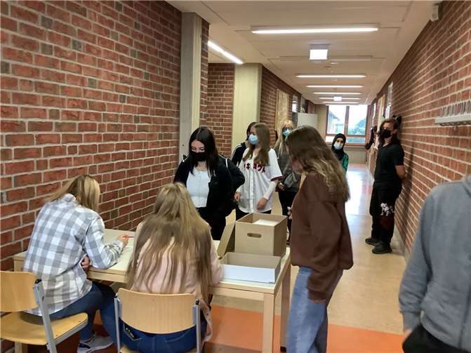 Schülerinnen und Schüler simulieren Bundestagswahl Die Schülerinnen und Schüler bei der Stimmabgabe.Quelle: VG Weißenthurm
