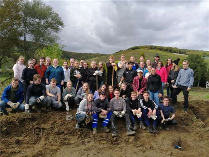 Die Schülerinnen und Schüler bei ihrer Aktion im Ahrtal. Foto: Mittelrhein-Gymnasium Mülheim-Kärlich