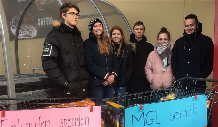 Die Schülerinnen und Schüler bei ihrer Spendenaktion.privat