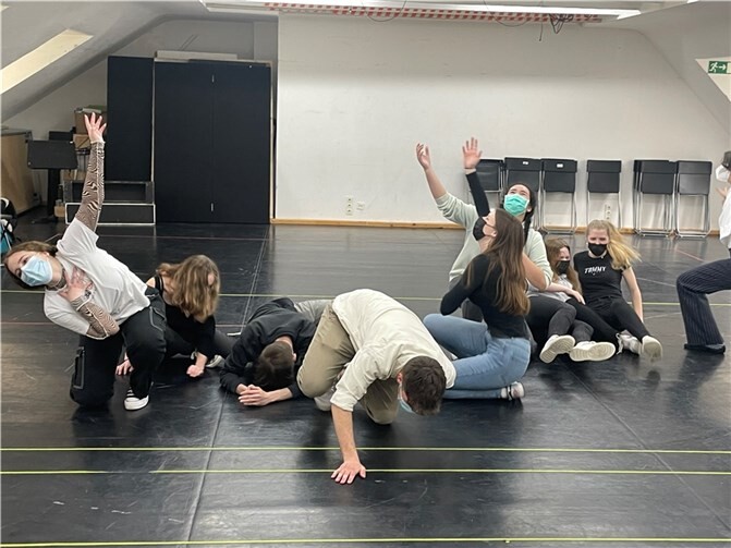 Die Schülerinnen und Schüler beim Workshop zum Stück „Romeo & Julia“.