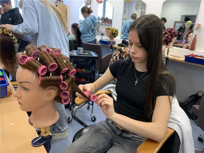 Die Schülerinnen und Schüler bekamen einen Einblick in die Berufswelt.  Fotos: E. Kamtsiki, S. Solbach