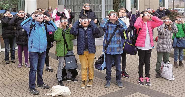 Die Schülerinnen und Schüler bestaunen das Naturschauspiel. privat