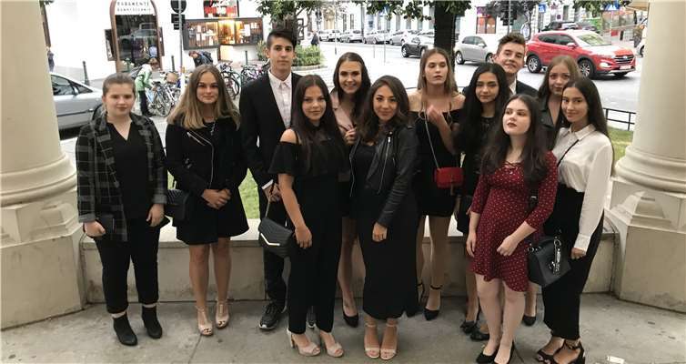 Die Schülerinnen und Schüler besuchten die Wiener Volksoper sowie die Vorpremiere eines Theaterstücks. Foto: privat