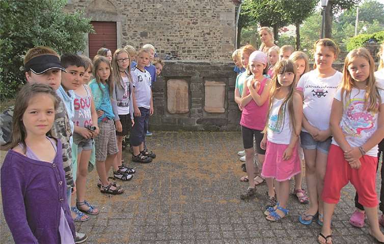 Die Schülerinnen und Schüler bilden eine Gasse zu den Matronensteinen. privat