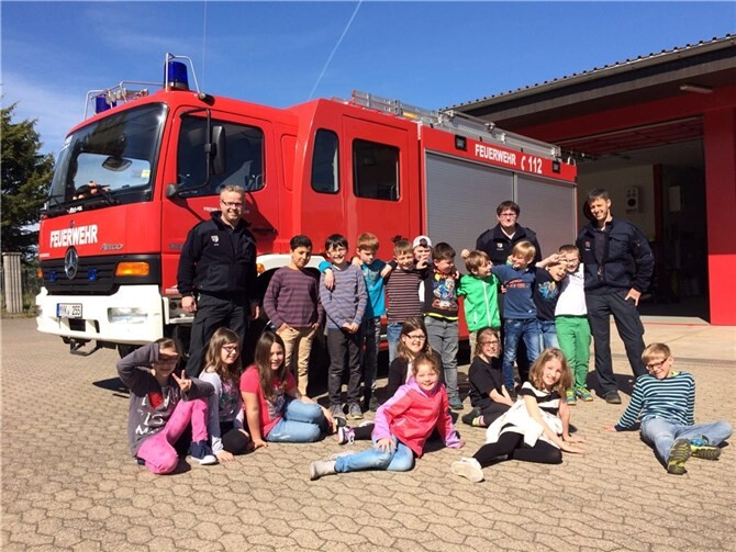 Die Schülerinnen und Schüler der 3. Klasse bei ihrem Besuch im Feuerwehrgerätehaus in Saffig. privat