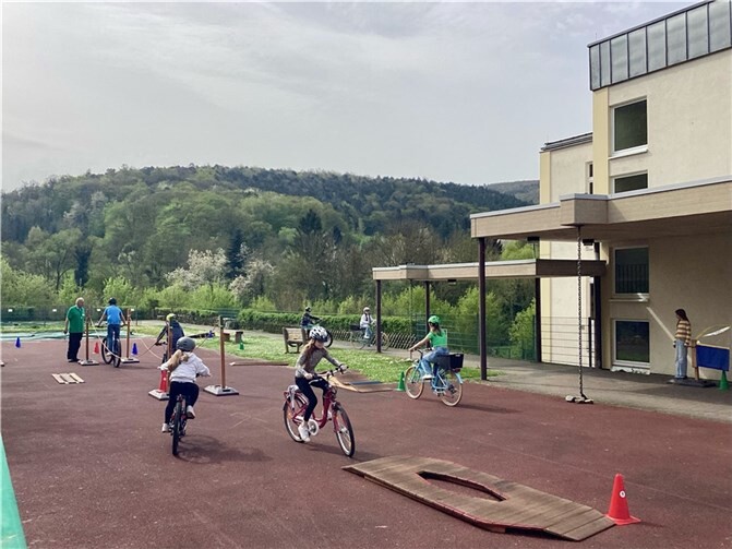 Die Schülerinnen und Schüler der 5. Klassen des Gymnasiums Calvarienberg erlebten kürzlich einen aufregenden Tag auf dem Fahrradparcours. Foto: privat