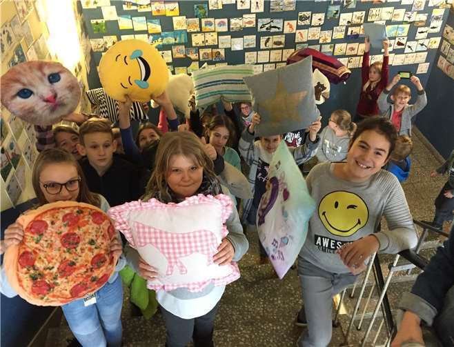 Die Schülerinnen und Schüler der 5b mit ihren Kissen auf dem Weg zum Vorlesenachmittag. Foto: privat