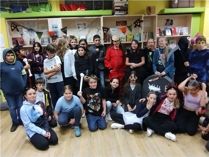 Die Schülerinnen und Schüler der 6. Klassen hatten viel Spaß beim Gruselabend in der Bücherei.  Foto: privat