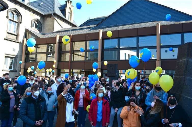 Die Schülerinnen und Schüler der BBS Mayen setzten ein Zeichen der Solidarität.  Foto: CF