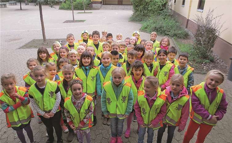 Die Schülerinnen und Schüler der Bodelschwinghschule Bendorf-Mülhofen in Bendorf mit ihren neuen Sicherheitswesten. Privat