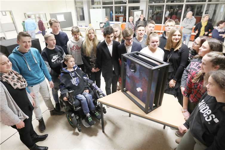 Die Schülerinnen und Schüler der Carmen-Sylva-Schule stellten ihre Kunstwerke zum Thema „Nichts“ aus. Anschließend wurden die Kunstwerke versteigert.privat