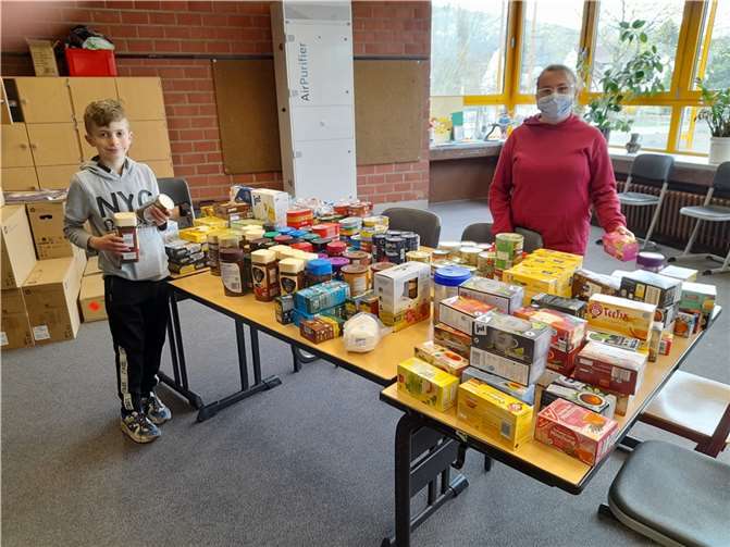 Bad Neuenahr-Ahrweiler: Schüler sammeln für Menschen in der Ukraine Die Schülerinnen und Schüler der EKS sortieren die gesammelten Spenden.
