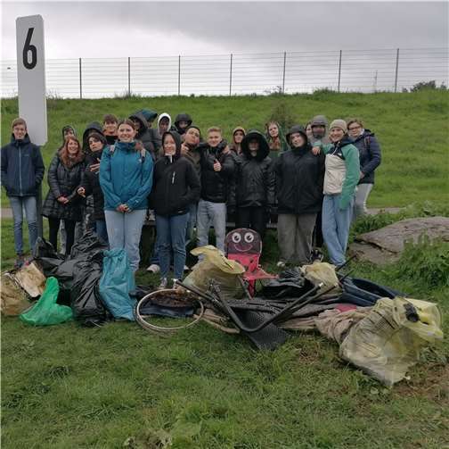Die Schülerinnen und Schüler der Fachoberschule Mendig bei der Müllsammelaktion in Koblenz.  Foto: privat