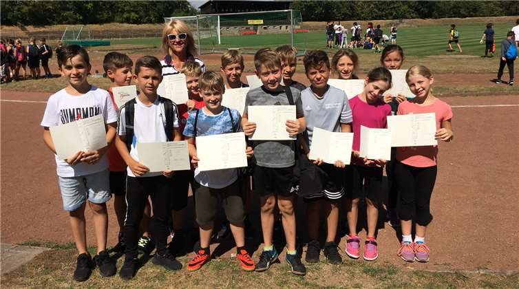 Die Schülerinnen und Schüler der Geschwister-Scholl-Realschule plus präsentieren stolz ihre Sporturkunden.privat