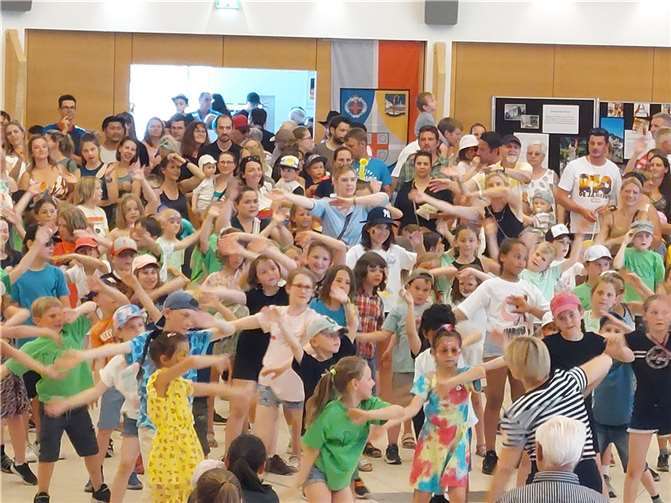 Die Schülerinnen und Schüler der Grund- und Ganztagsschule St. Martin sorgten zum Programmabschluss für einen aktivierenden Flashmob.