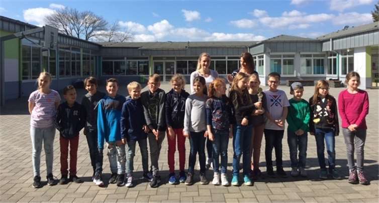 Die Schülerinnen und Schüler der Grundschule „Am Hähnchen“ sind stolz über ihren Erfolg beim Schwimmturnier in Wirges.Foto: privat