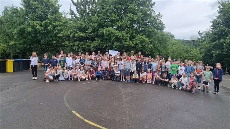 Die Schülerinnen und Schüler der Grundschule „Am Maar“ Niederdürenbach mit Schulleiterin Sonja Theisen, Lehrerkollegium, Ralf Henk sowie Bürgermeister Johannes Bell und Klimaschutzmanagerin Adrienne Gäb bei der Verleihung des Umweltpreises 2025.  Foto: Florian Herrmann, VG Brohltal