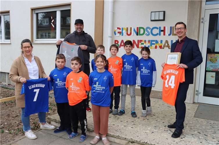 Die Schülerinnen und Schüler der Grundschule Bad Neuenahr freuen sich mit ihrer Schulleiterin Ursula Bell und Gerd Treffer, dem Jugendleiter des Ahrweiler Ballsportclubs, über die Trikots für die beiden Grundschulen in Bad Neuenahr und Ahrweiler. Übergeben hat die Spende Uwe Schneider (rechts) vom Qualitätsmanagement der Marienhaus Service GmbH.  Foto: Marienhaus-Gruppe
