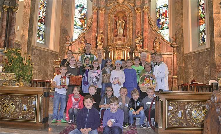 Die Schülerinnen und Schüler der Grundschule Kruft zusammen mit Pfarrer Norbert Missong während des Erntedankgottesdienstes.privat