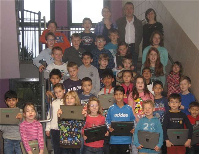 Die Schülerinnen und Schüler der Grundschule Plaidt mit ihrem neuen Arbeitsgerät.Privat