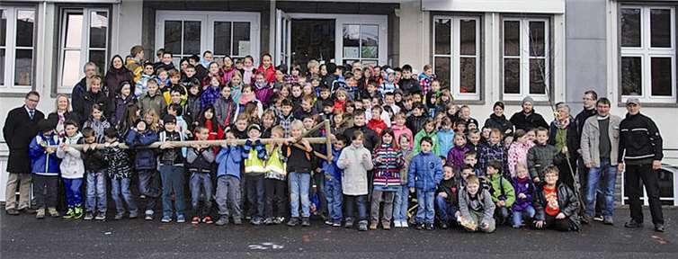 Die Schülerinnen und Schüler der Grundschule St. Veit mit ihren Lehrerinnen und Lehrern sowie den Mitarbeitern der Gärtnerkolonne.
