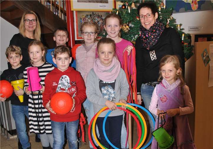 Die Schülerinnen und Schüler der Grundschule Wehr freuen sich über die neuen Spielzeuge. privat