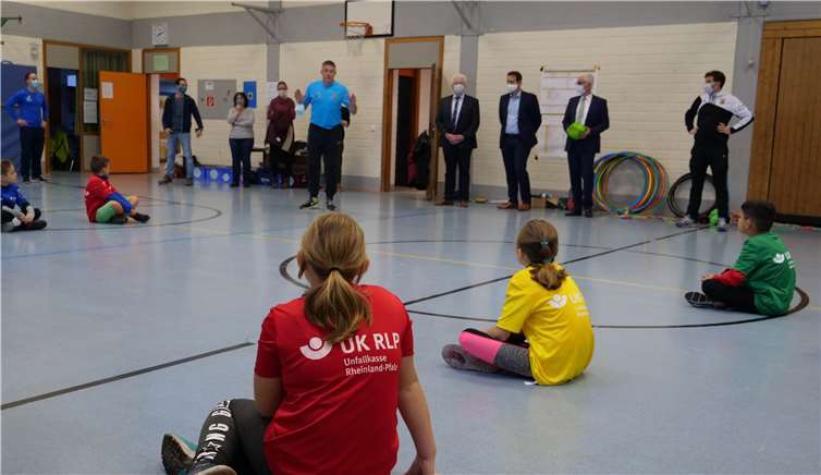 Die Schülerinnen und Schüler der Grundschule Weißenthurm werden am Tag des Drehs von Beteiligten und Unterstützern begrüßt. Quellen: Unfallkasse Rheinland-Pfalz