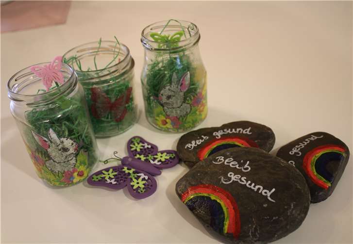 Die Schülerinnen und Schüler der Grundschule in Dohr sendeten bemalte Steine, Gläser und Bilder an die Bewohner. Foto: privat