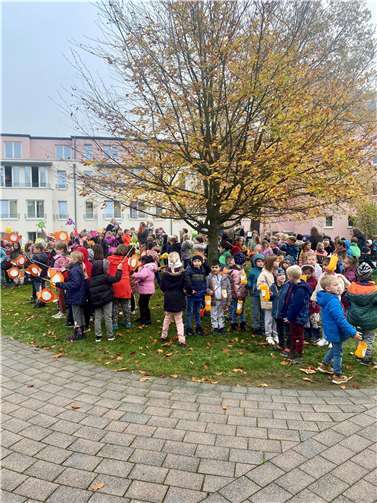 Die Schülerinnen und Schüler der Gutenberg-Schule Dierdorf kamen mit ihren selbst gebastelten Laternen in den Park des Evangelischen Krankenhauses in Dierdorf, um zu singen. Foto: privat