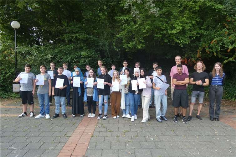 Die Schülerinnen und Schüler der Hans-Dietrich-Genscher-Hauptschule, Wachtberg, mit ihren Zertifikaten sowie den Mentorinnen und Mentoren zu sehen. Quellen: Rhein-Sieg-Kreis