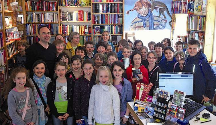 Die Schülerinnen und Schüler der Hellenbachschule zu Besuch in der „lesezeit“.  privat