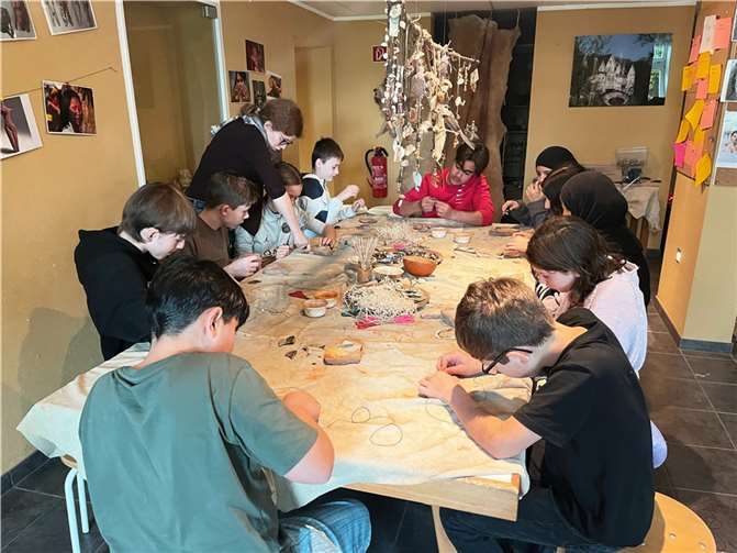 Die Schülerinnen und Schüler der IGS Neuwied lernten im Monrepos Museum, wie sie Schmuck im Stil der Steinzeit herstellen können.  Foto: Gabi Schulz