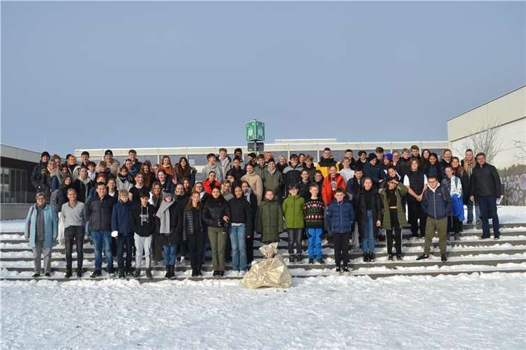 Die Schülerinnen und Schüler der IGS Pellenz haben was bewegt. Eine Weihnachtsüberraschung konnte fürs Foto mit in den Schnee genommen werden. Foto: E.T. Müller