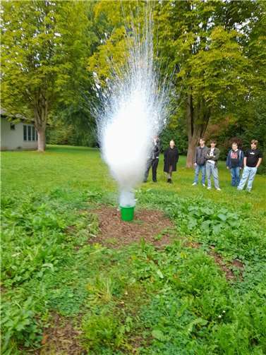 Die Schülerinnen und Schüler der Integrativen Realschule plus Konrad Adenauer Vallendar erlebten faszinierende Natrium-Explosion im Freien. Quelle: IRSP Konrad Adenauer Vallendar