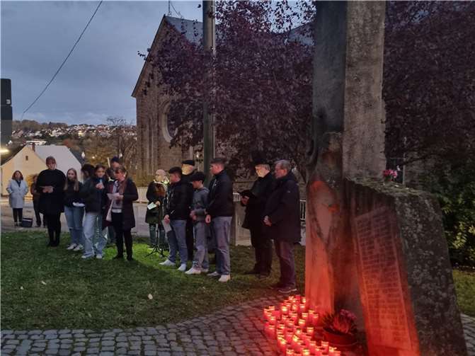 Die Schülerinnen und Schüler der Integrativen Realschule plus Vallendar nahmen an einer Gedenkfeier für die ermordeten jüdischen Bürgerinnen und Bürger in der Reichspogromnacht und während des Nationalsozialismus teil.  Foto: Natalie Taxis
