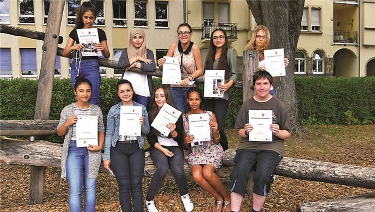 Die Schülerinnen und Schüler der Integrierten Gesamtschule Plus und der Heinrich-Heine-Realschule Plus freuen sich über ihre Zertifikate. privat