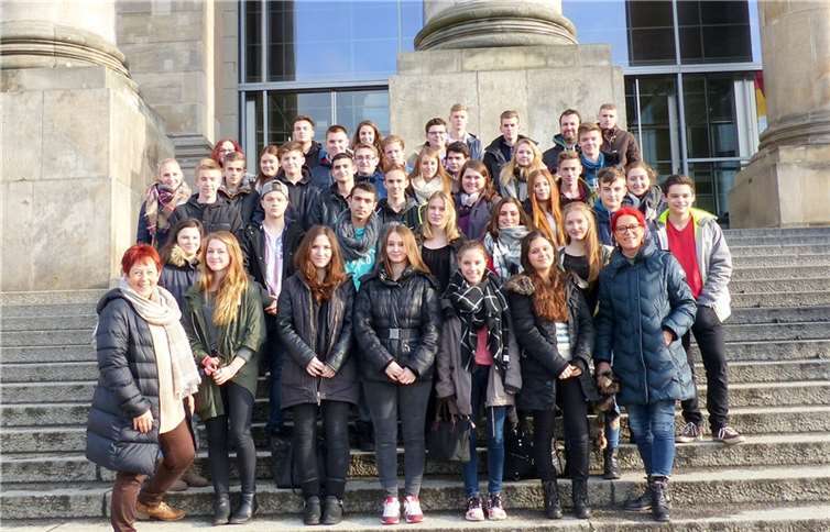Die Schülerinnen und Schüler der Jahrgangsstufe elf mit ihren Lehrern Ingrid Näkel-Surges, Ursula Haustein und Marco Müller vor dem Reichstag. privat