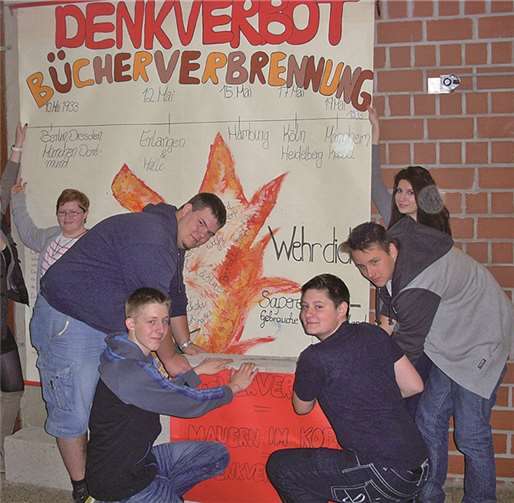 Die Schülerinnen und Schüler der Klasse 10 gestalteten eine Gedenkwand im Foyer der Schule zur Erinnerung an die Bücherverbrennung im Jahr 1933. privat