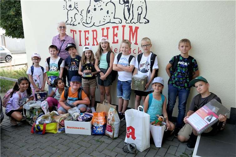 Die Schülerinnen und Schüler der Klasse 2a von der St. Peter und Paul Grundschule in Urmitz-Bahnhof haben kürzlich das Tierheim in Andernach besucht. Foto: privat