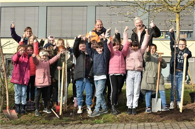 Die Schülerinnen und Schüler der Klasse 3c der Grundschule Plaidt haben mit ihrer Pflanzaktion aktiv zum Klimaschutz beigetragen und hatten ganz nebenbei auch noch viel Spaß beim Pflanzen. Foto: Leni Scharrenbach