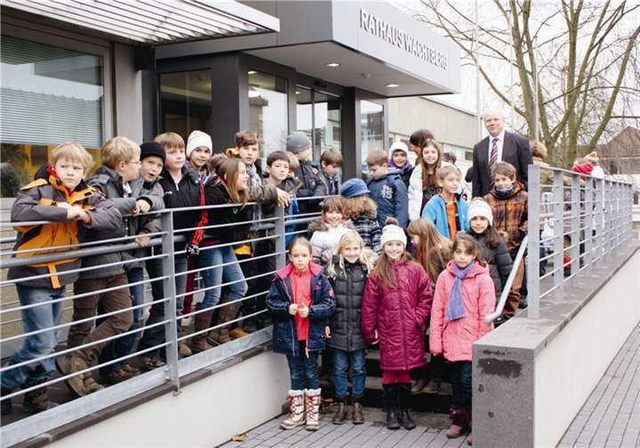 Die Schülerinnen und Schüler der Klasse 4c mit (hinten re.) Bürgermeister Theo Hüffel und ihrer Lehrerin Katrin Lingnau.Gemeinde Wachtberg