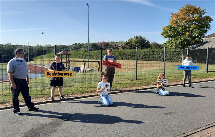 Die Schülerinnen und Schüler der Klasse 6 b hatten viel Freude bei der Ermittlung des Bremsweges.Foto: privat