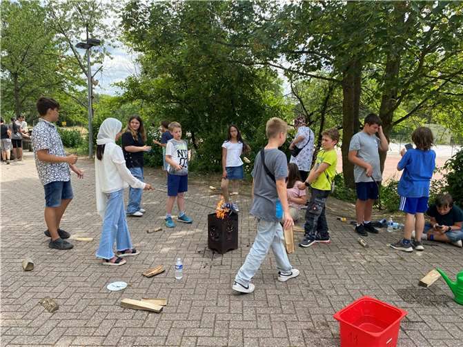 Die Schülerinnen und Schüler der Klasse 6b an der IRSP Konrad Adenauer haben kürzlich einen Leseabend mit Stockbrot veranstaltet, der von ihrer engagierten Klassenlehrerin Julia Kübler organisiert wurde. Foto: Julia Kübler