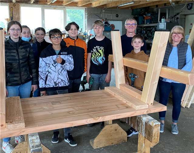 Die Schülerinnen und Schüler der Klasse 7b, die das Wahlpflichtfach „Technik und Natur“ belegen, besuchten gemeinsam mit ihren Klassenlehrern Sally Ost und Thomas Kroll die Zimmerei Peter Schlemmer in Kleinmaischeid. Foto: privat