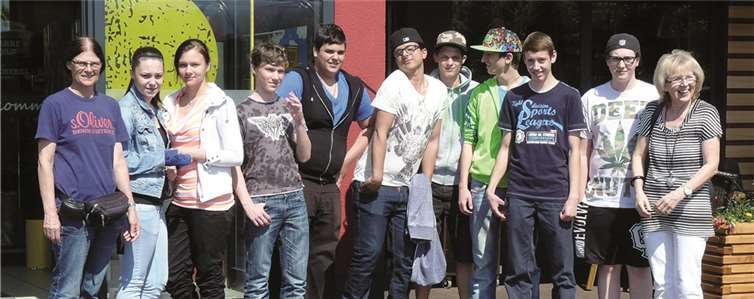 Die Schülerinnen und Schüler der Klasse 9.1 besuchten zusammen mit Konrektorin Anne Sattler und Klassenleiterin Uschi Moren das Edenka-Fuhrmann-Geschäft.privat