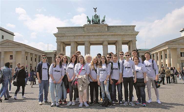 Die Schülerinnen und Schüler der Klasse 9R der Realschule plus Niederzissen am Brandenburger Tor. privat