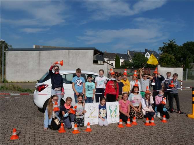 Die Schülerinnen und Schüler der Klasse fünf versammelten sich auf dem Parkplatz der Feuerwehr nahe der Schule.Quelle: Kurfürst-Balduin-Gymnasium